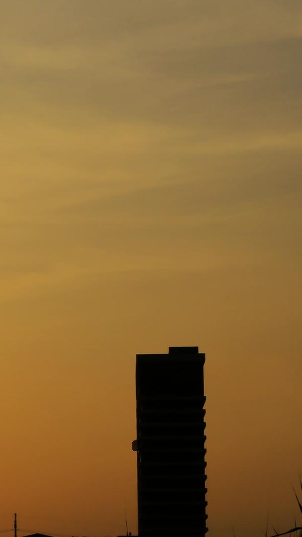 夕阳下的高楼夕阳云彩晚霞素材视频的预览图
