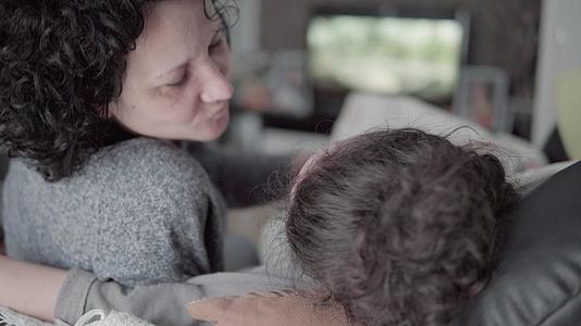 年轻的母亲和生病的女儿在床上交换感情亲吻拥抱视频的预览图