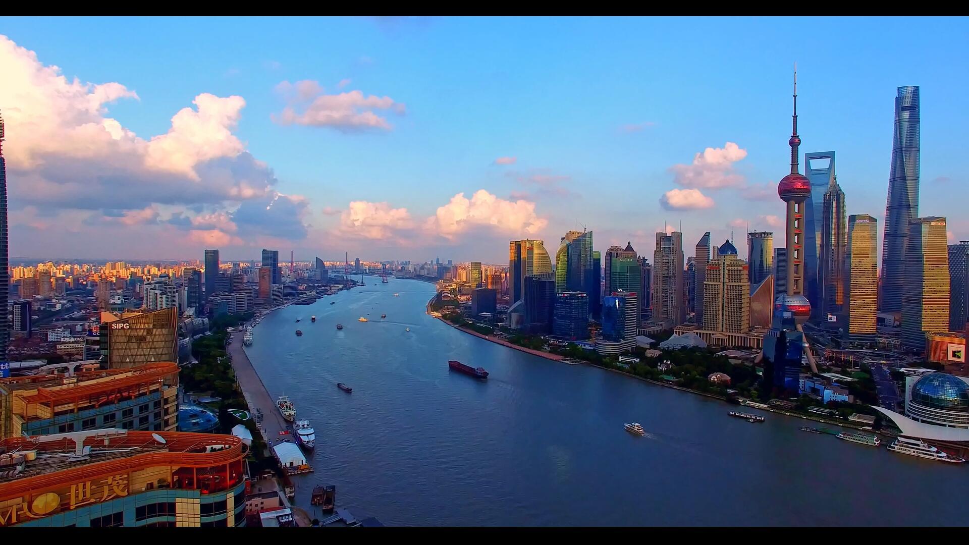 蓝天白云下黄浦江两岸视频的预览图