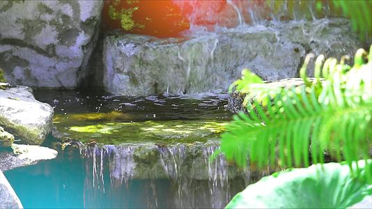 青春的水瀑布在地表和阳光地表和阳光上视频的预览图