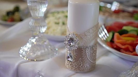 杯子、盘子、餐具和餐巾纸装饰着花桌婚礼招待会视频的预览图