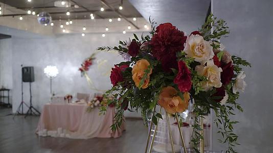 杯子、盘子、餐具和餐巾纸装饰着花桌婚礼招待会视频的预览图