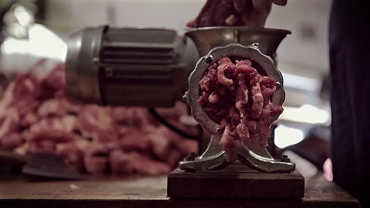 制作猪肉香肠和生肉视频的预览图