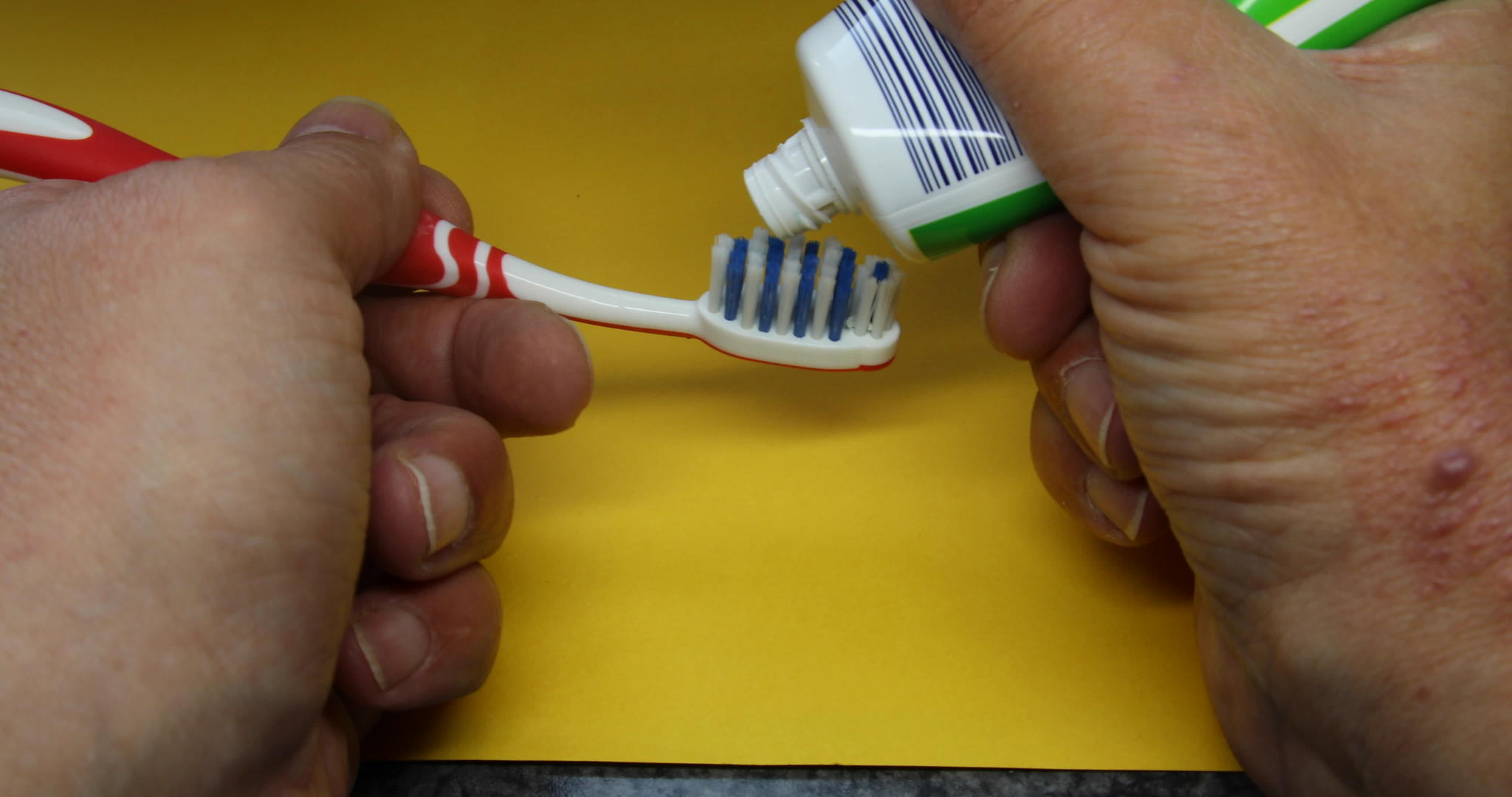 牙刷上使用牙膏视频的预览图