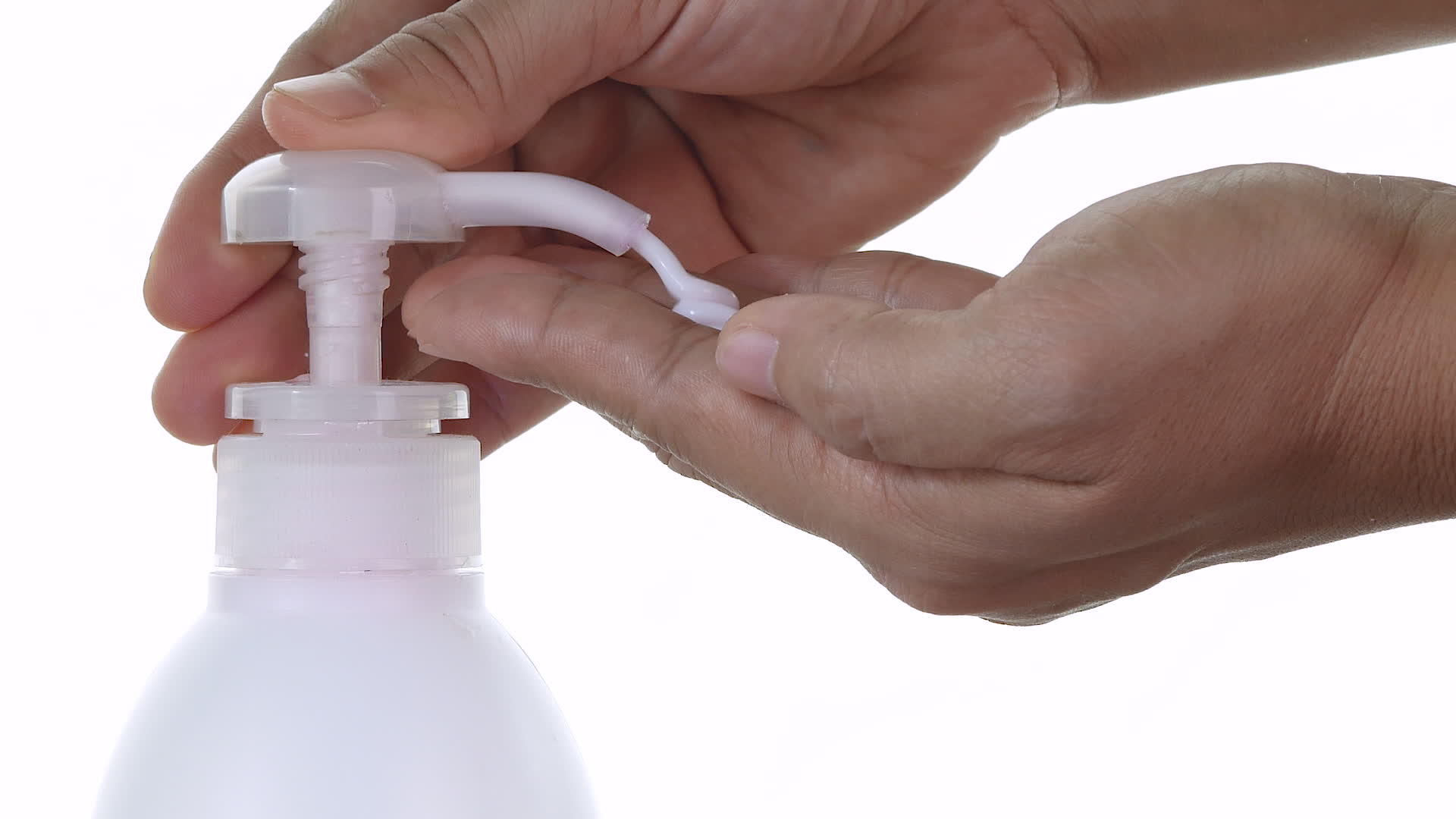 美容和皮肤健康概念女性使用湿奶油将水泵瓶涂抹在手上视频的预览图