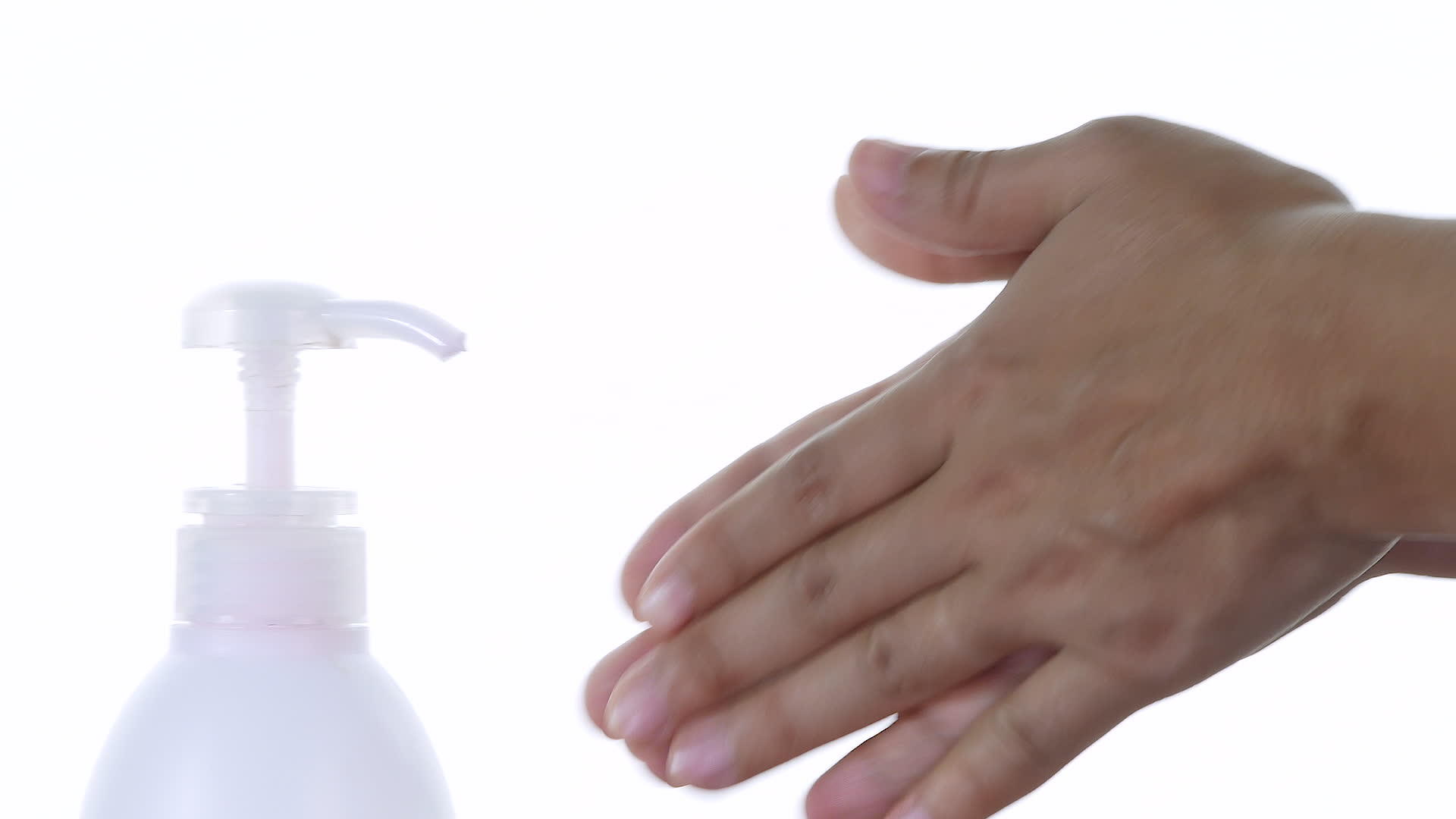 美容和皮肤健康概念女性使用湿奶油将水泵瓶涂抹在手上视频的预览图
