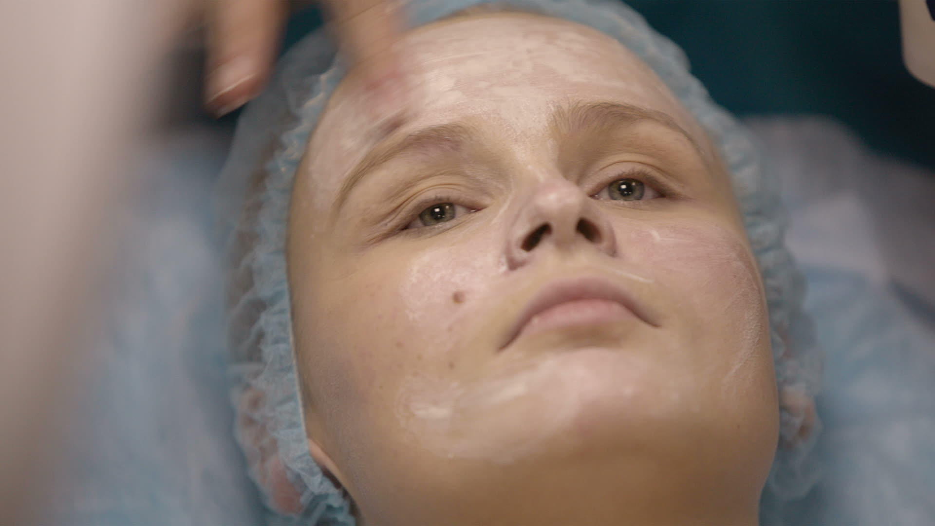 女性被安排在一家皮肤护理诊所视频的预览图