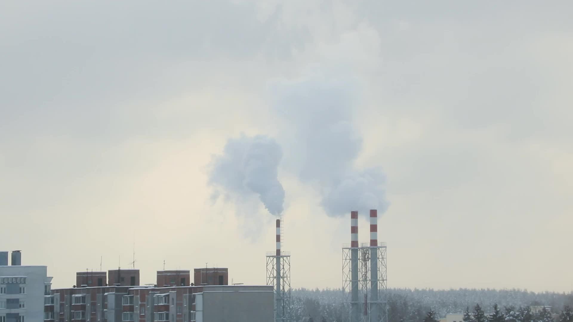 冬天烟从锅炉房的烟囱里慢慢冒出来视频的预览图