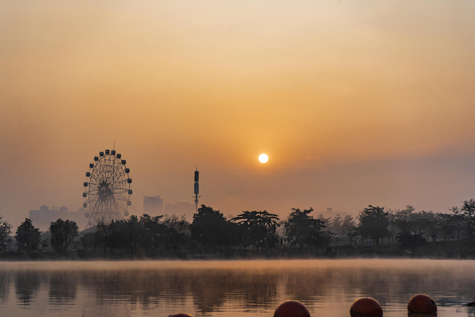 8k航拍城市早晨湖泊晨雾日出景色视频的预览图