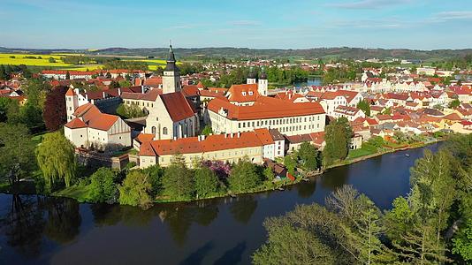 捷克小镇Telc联合国教科文组织的空中景观和著名的主广场视频的预览图