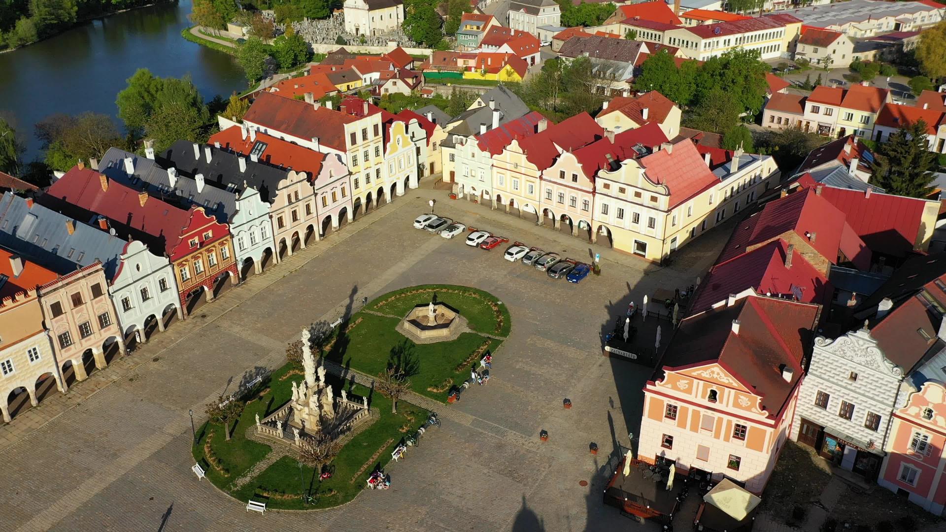 捷克小镇Telc联合国教科文组织的空中景观和著名的主广场视频的预览图