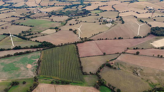 夏季麦田风力涡轮机在美丽的麦田中的全景鸟瞰图Eolian视频的预览图