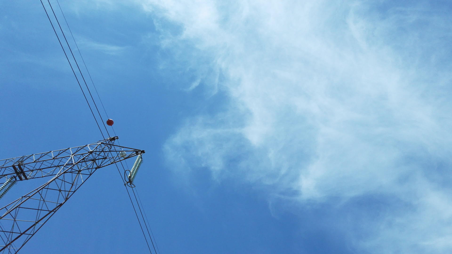 蓝天高压输电线塔视频的预览图