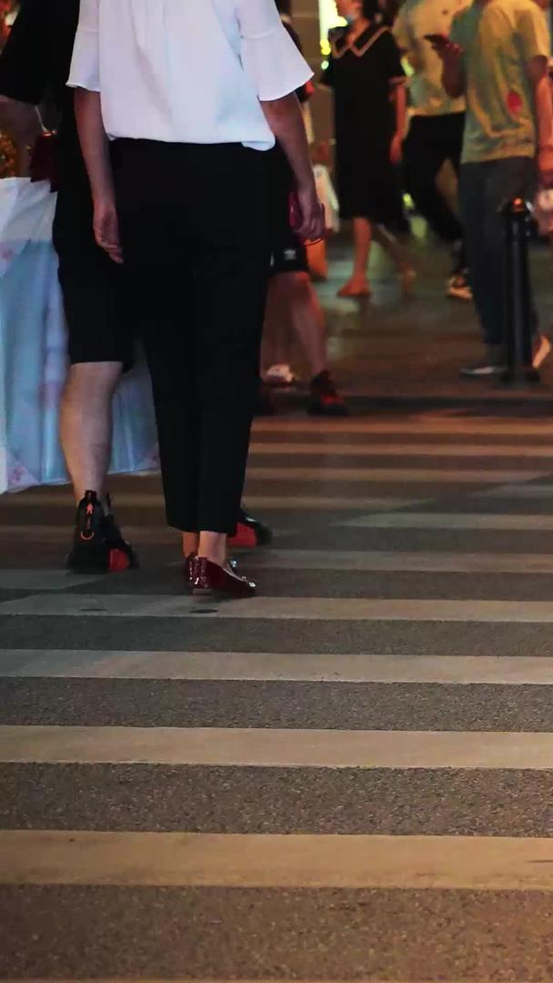 城市街道红绿灯路口斑马线熙熙攘攘过马路的人群脚步特写素材视频的预览图
