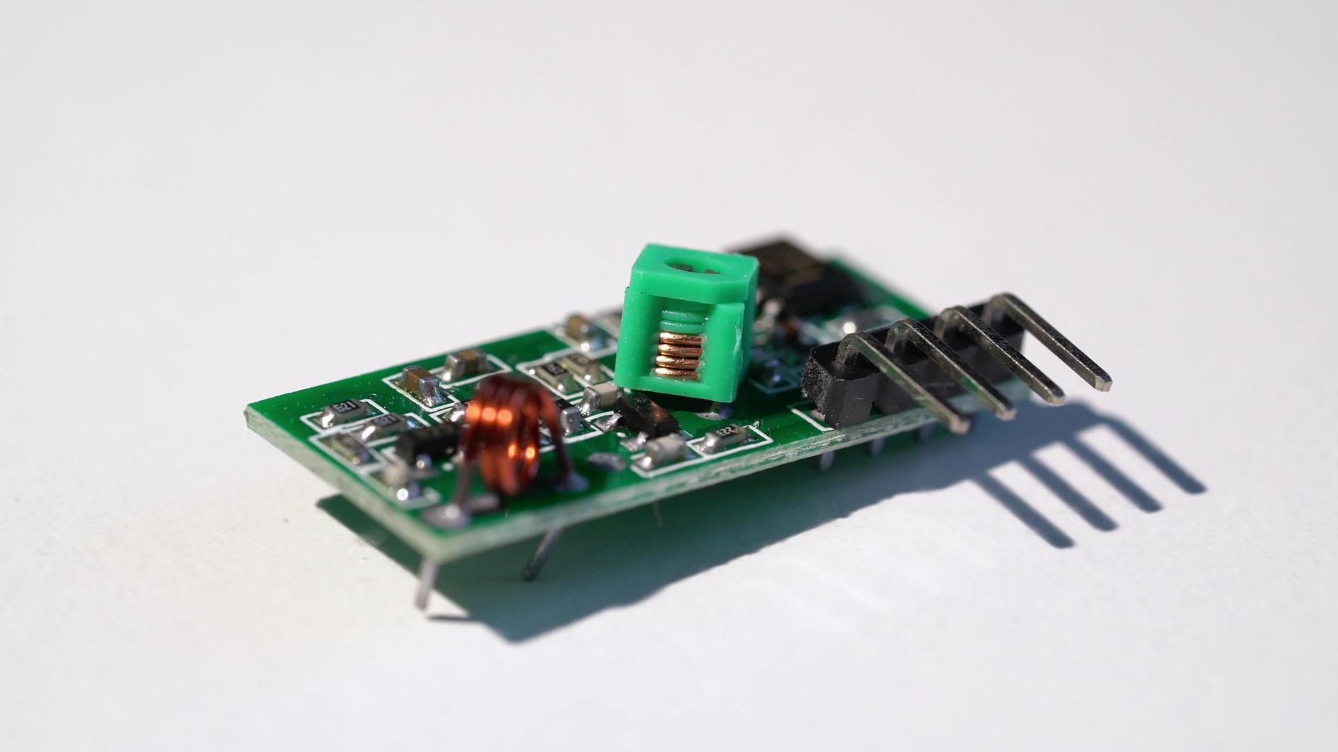 Arduino接收器和发射器模块的电子部件视频的预览图