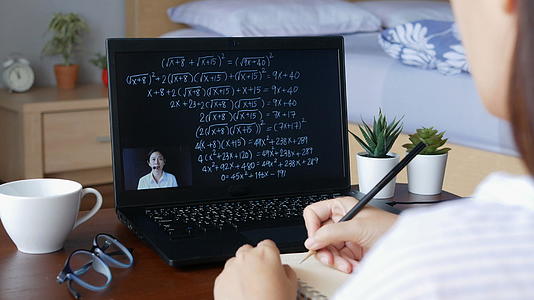 亚洲教师在线直播课程允许学生在家里使用笔记本电脑视频的预览图