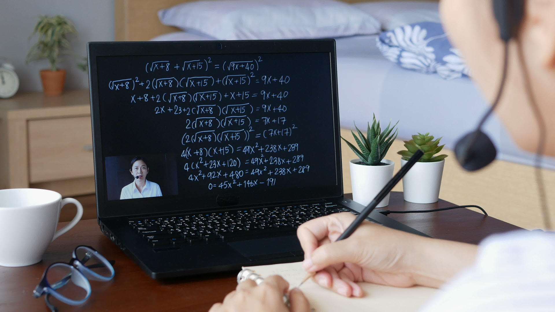 亚洲教师在线直播课程允许学生在家里使用笔记本电脑视频的预览图
