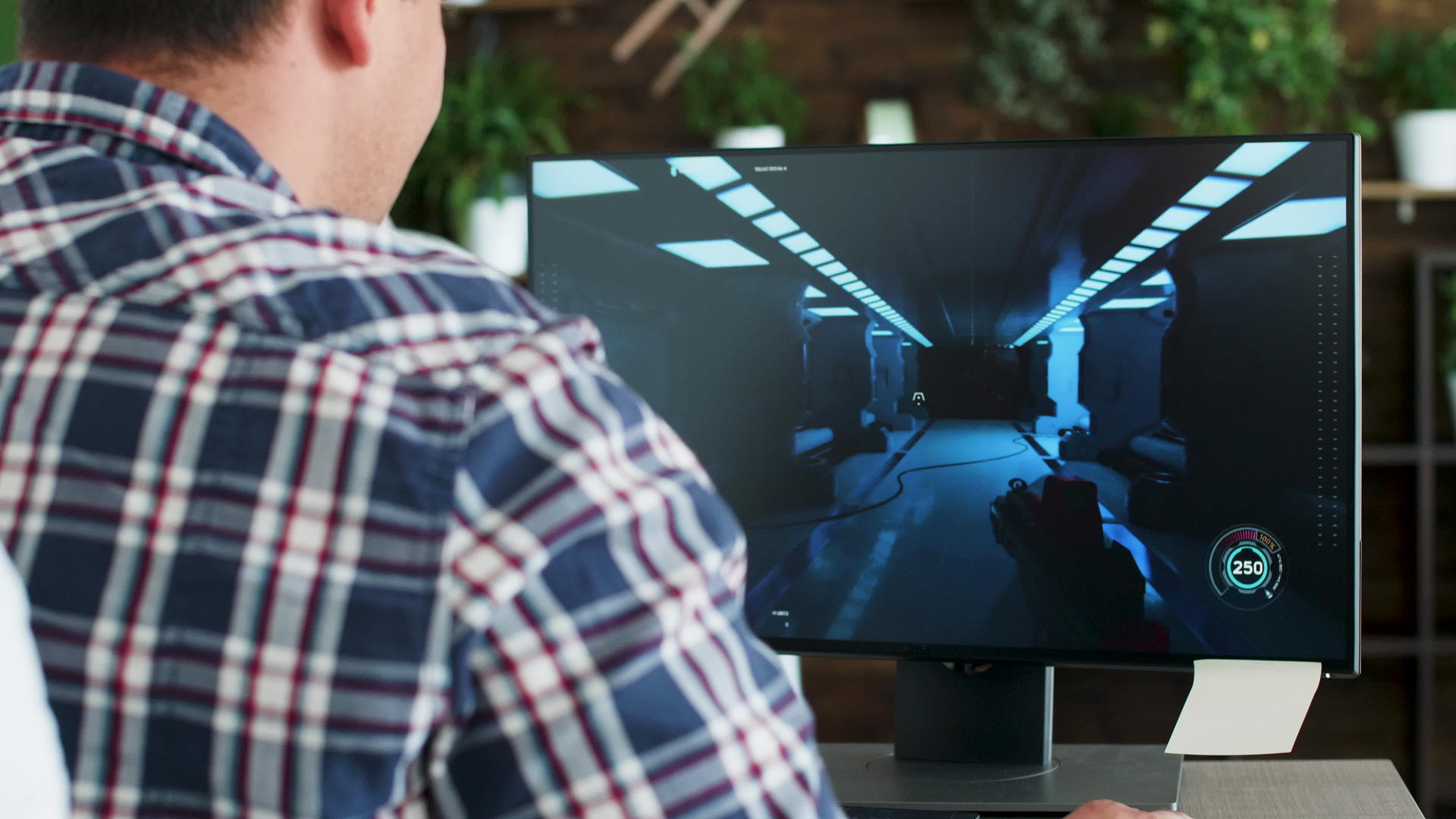 年轻的年轻商人在办公室玩电子游戏视频的预览图
