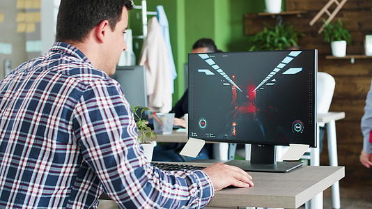 快乐的年轻人在办公室玩游戏时在电脑上玩游戏视频的预览图