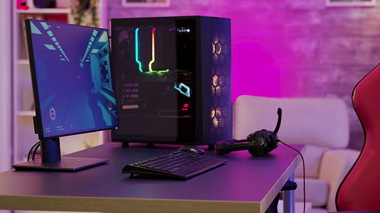 游戏室里有一台强大的个人电脑里面装满了荧光色视频的预览图