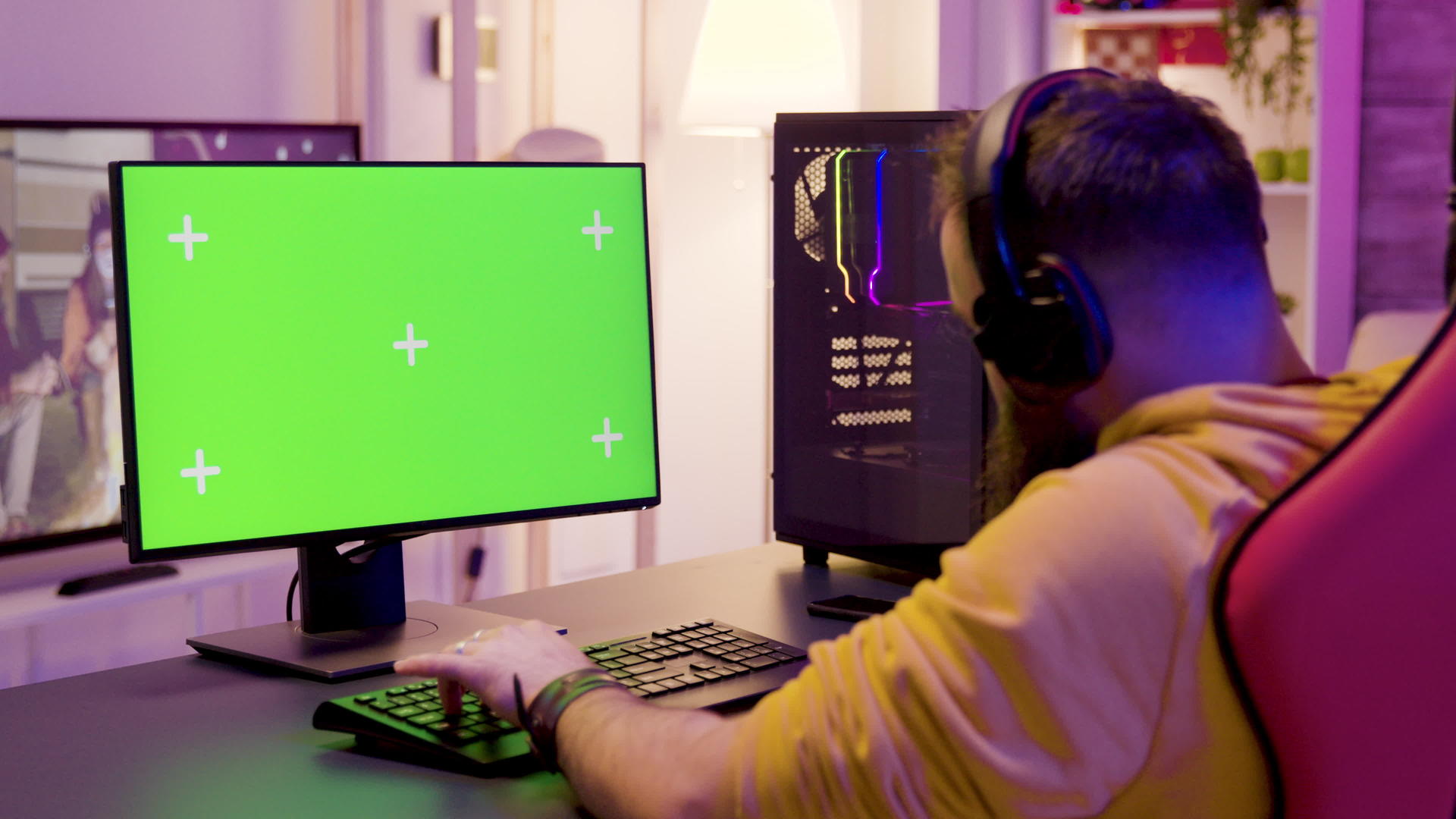 在一个强大的屏幕显示功能中Pc玩电子游戏视频的预览图