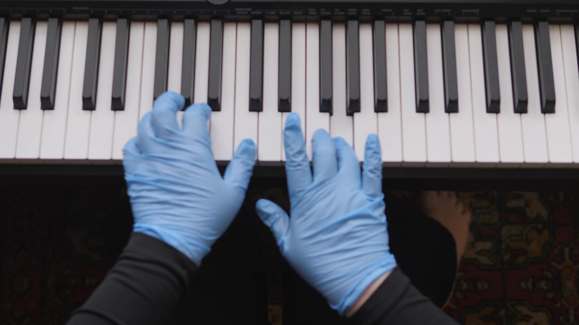 电子钢琴手指按下钢琴钥匙手持橡胶手套2020年视频的预览图