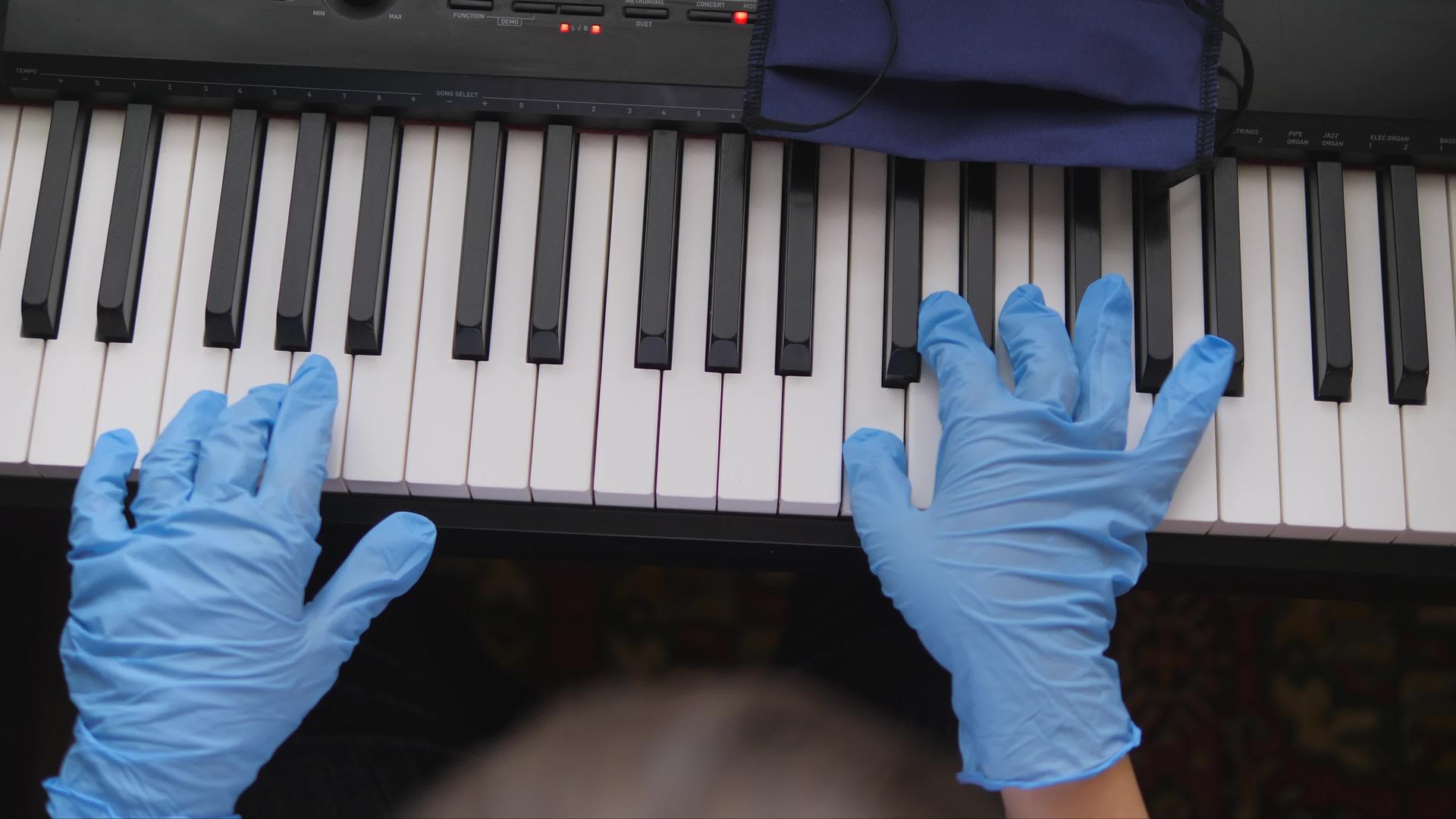 电子钢琴手指按下钢琴钥匙手持橡胶手套2020年视频的预览图