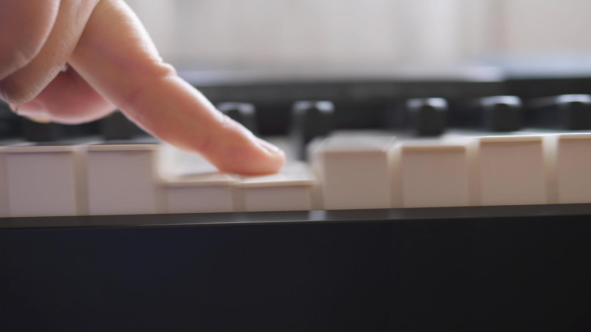 电子钢琴手指按下钢琴键视频的预览图