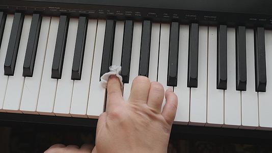 电子钢琴手指按下钢琴键注意音乐器的键盘笑声视频的预览图
