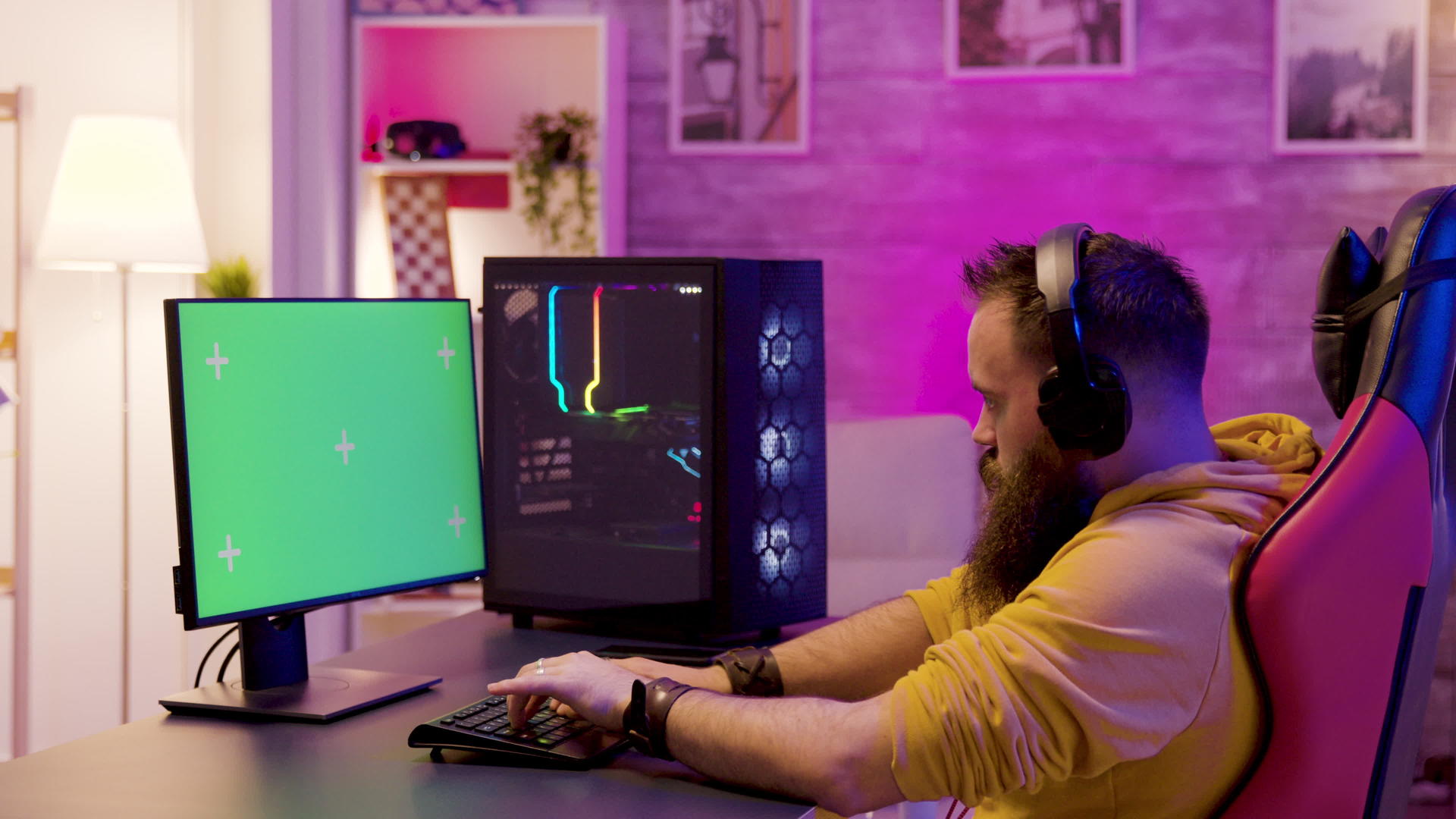 绿色屏幕显示在留胡子的时尚电子游戏室视频的预览图