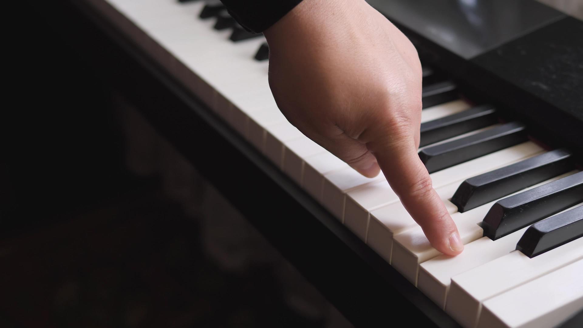 电子钢琴手指按下钢琴键视频的预览图