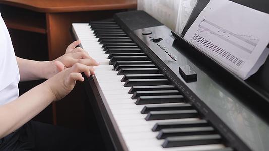 电子钢琴手指按下钢琴键音乐课手指按下乐器的侧面视频的预览图