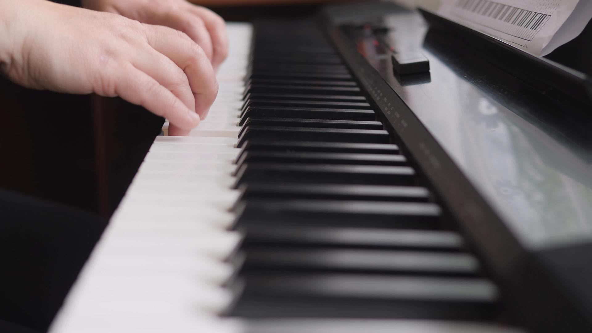 电子钢琴手指按下钢琴键音乐课手指按下乐器键视频的预览图