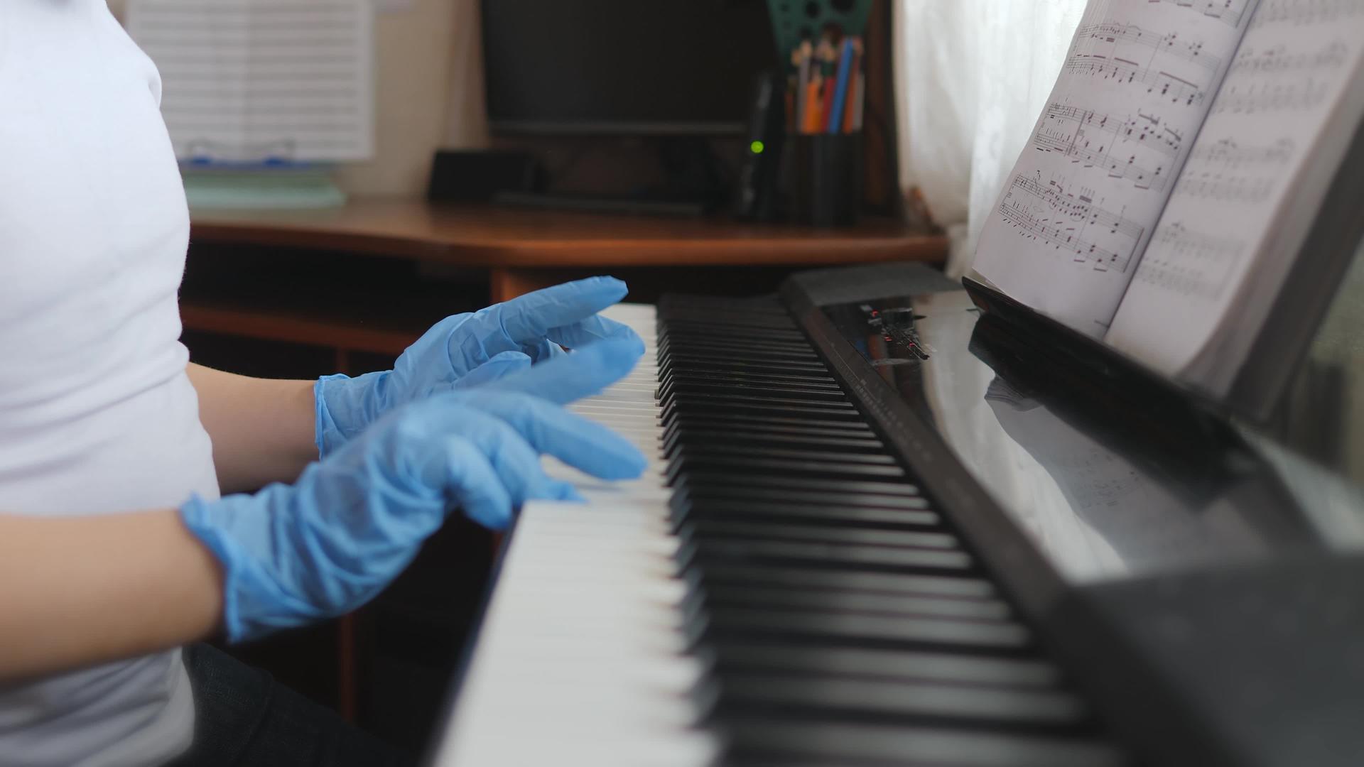 按下钢琴键手持橡胶手套2020年自我视频的预览图