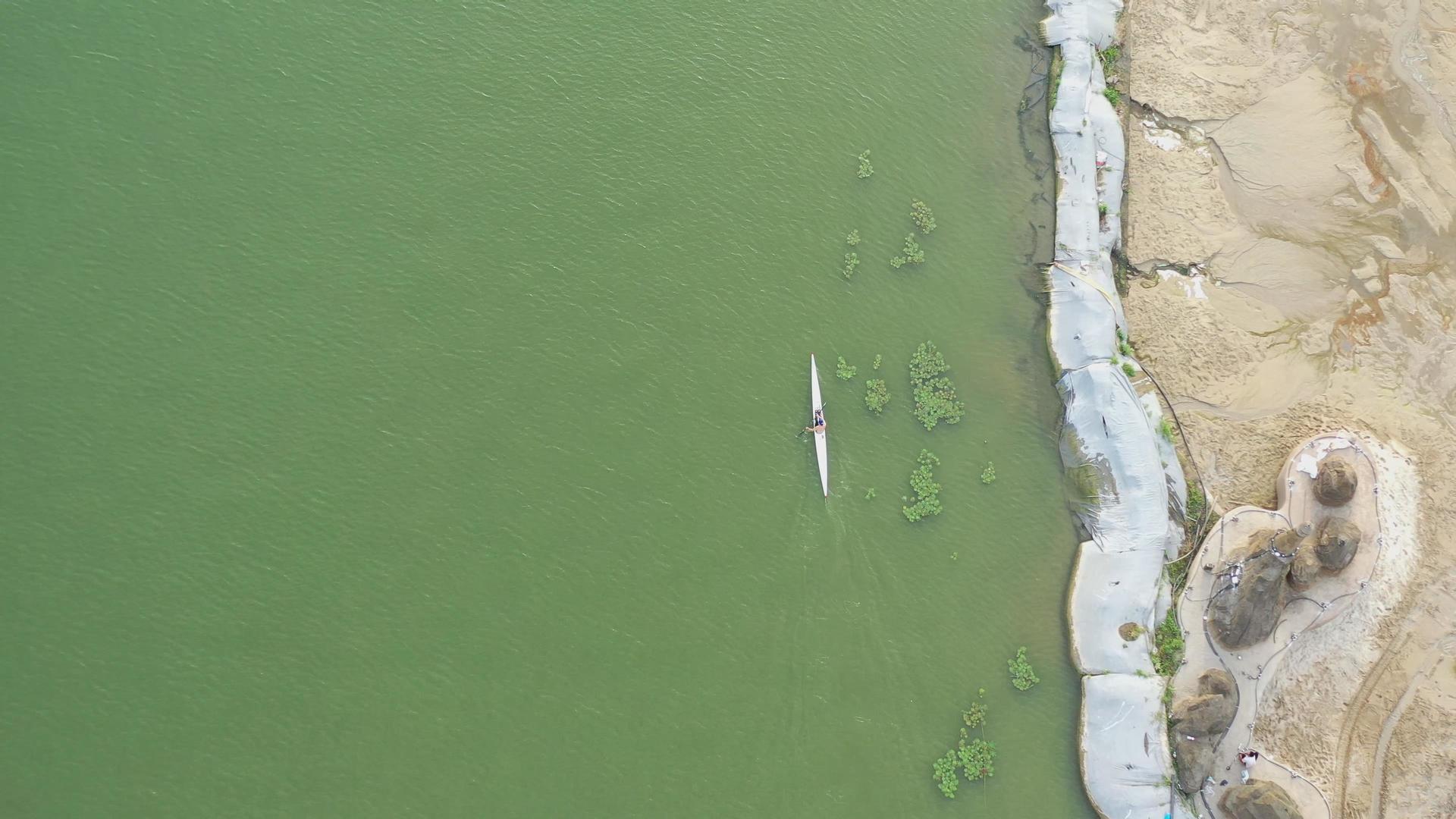 4K跟拍湖边皮划艇训练的运动员视频的预览图