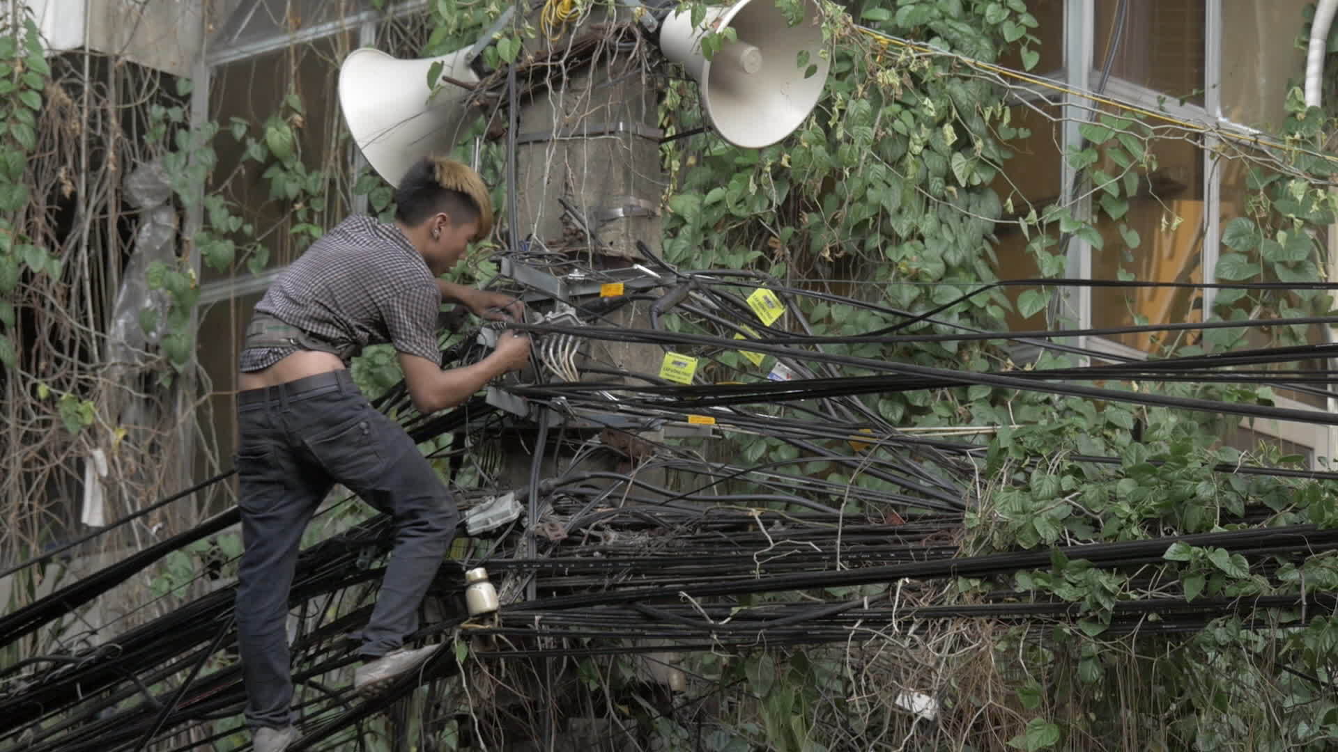 工作hanoivietnam的青年电工视频的预览图