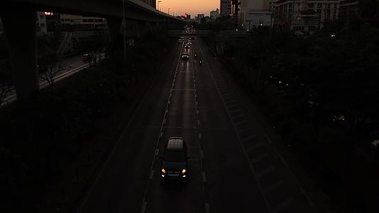 在Bangkok市中心的轻交通和汽车驾驶的电影场景视频的预览图