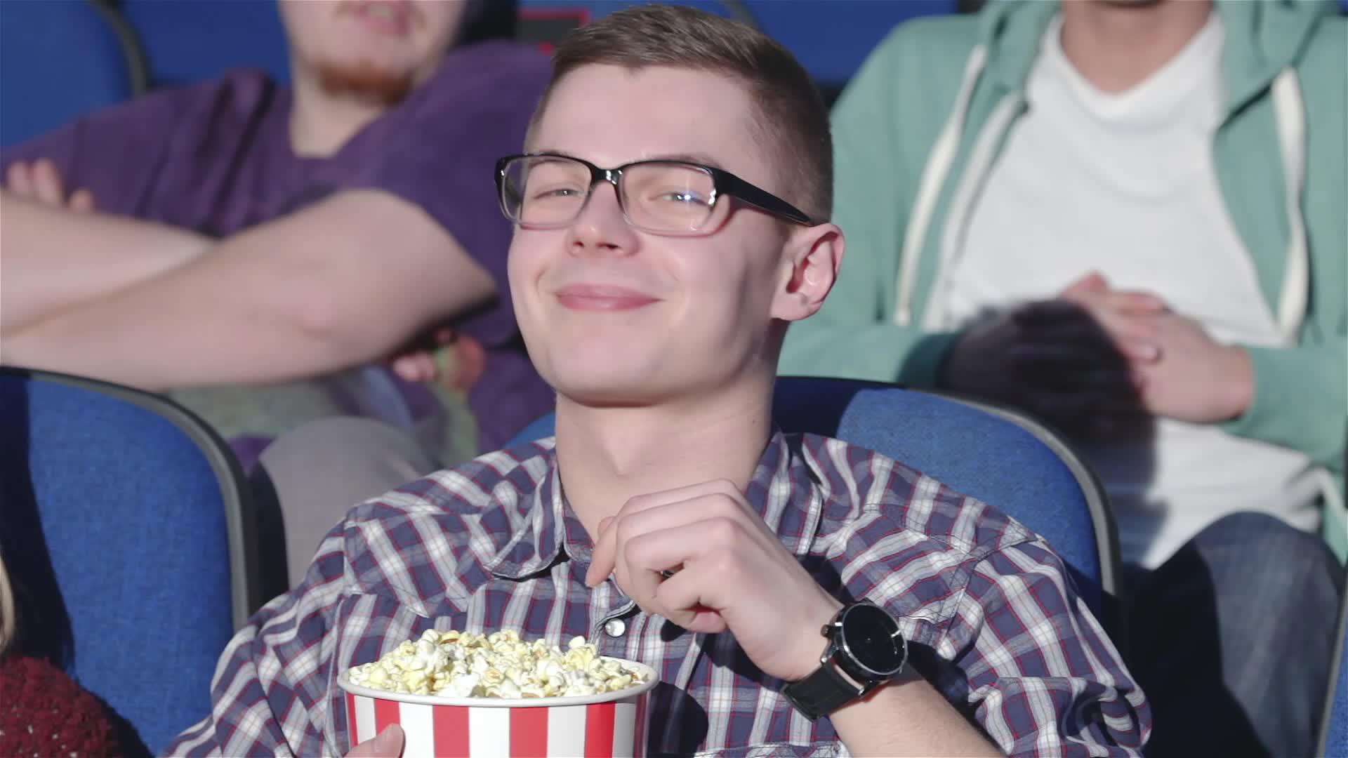 一个男人向电影院伸出拇指视频的预览图