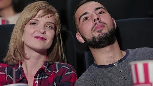 坐在多式电影院的年轻夫妇视频的预览图