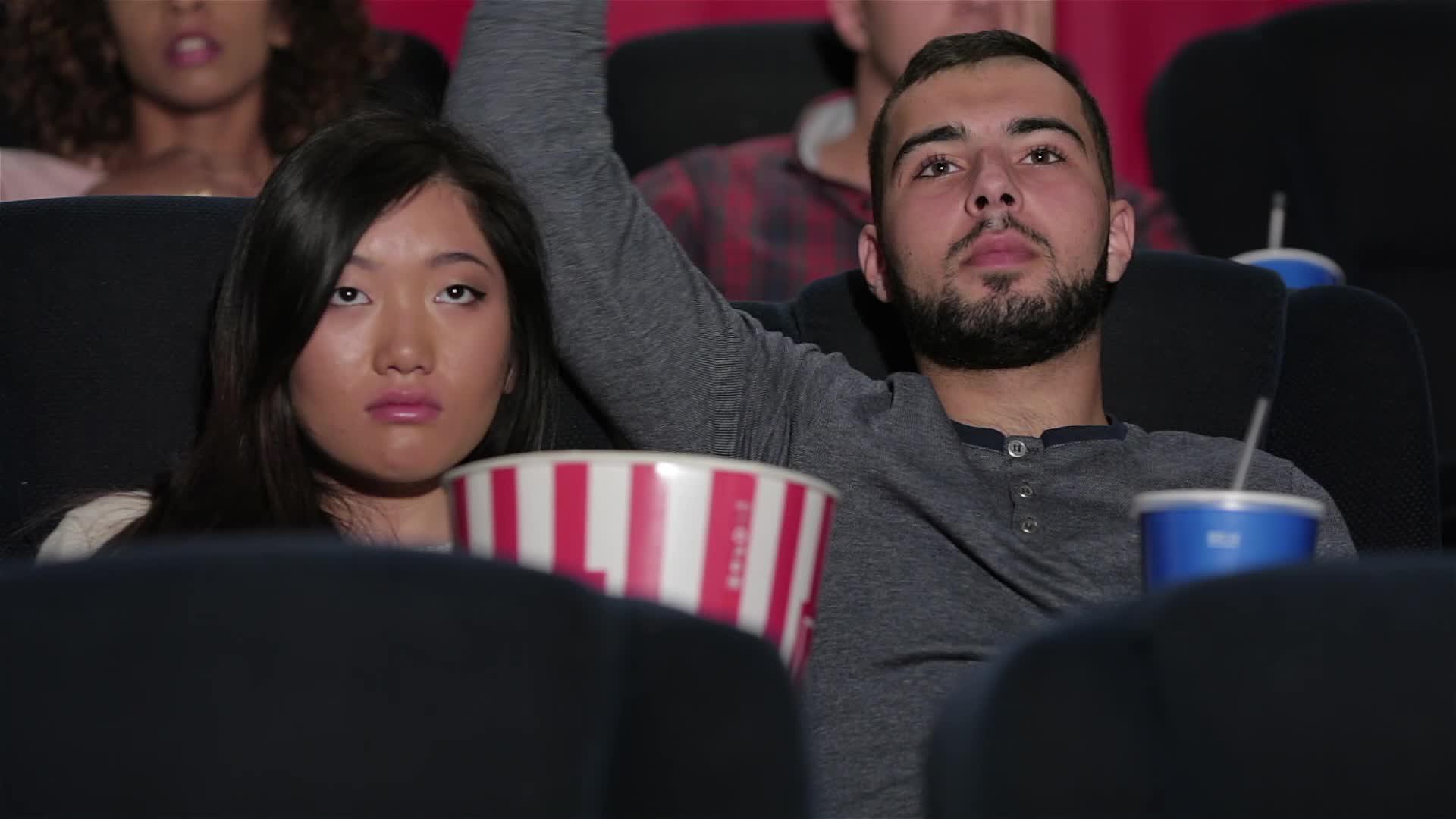 电影院里幸福的情侣视频的预览图