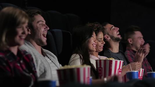 一群人在看电影来表达自己的感受视频的预览图