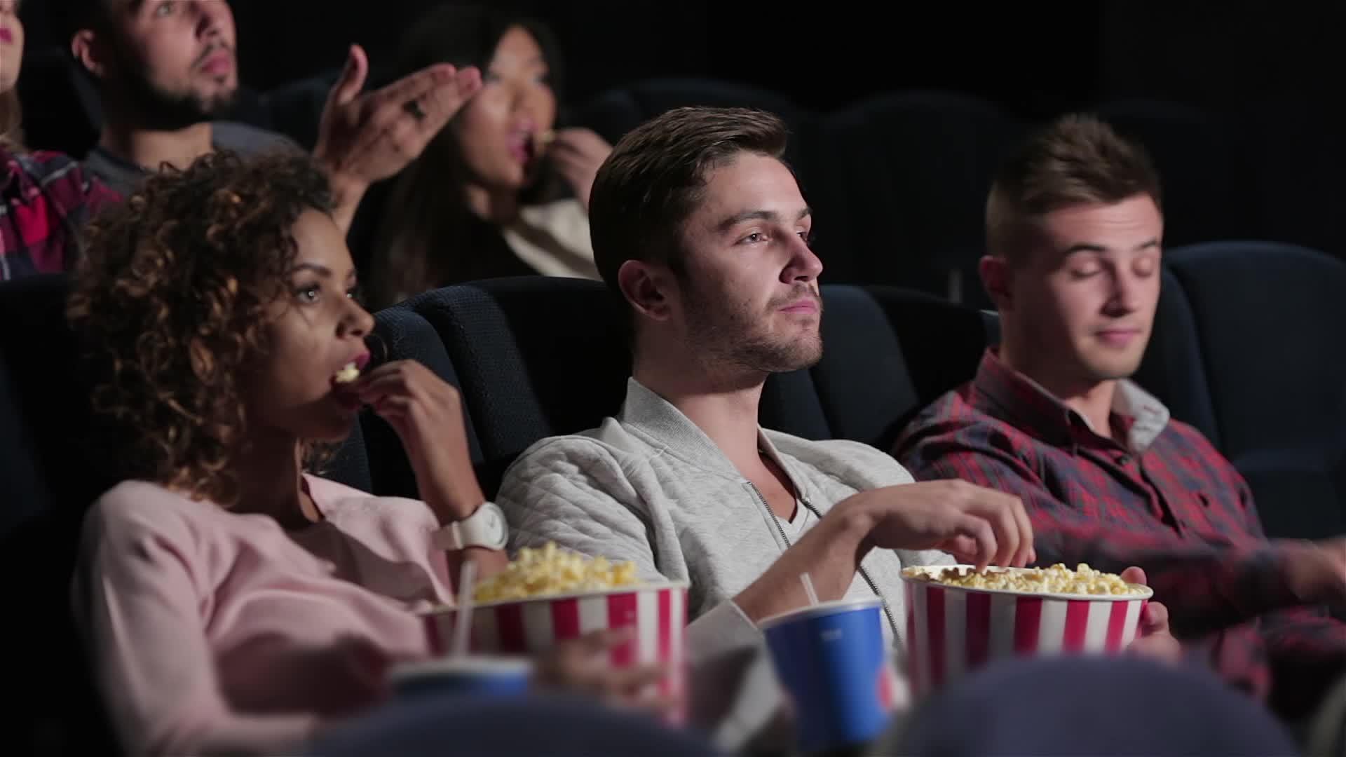 一群人在看电影来表达自己的感受视频的预览图