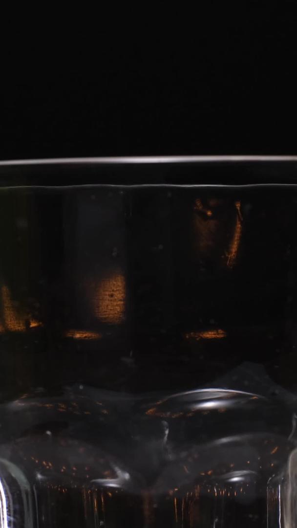 啤酒泡沫从杯口溢出视频的预览图