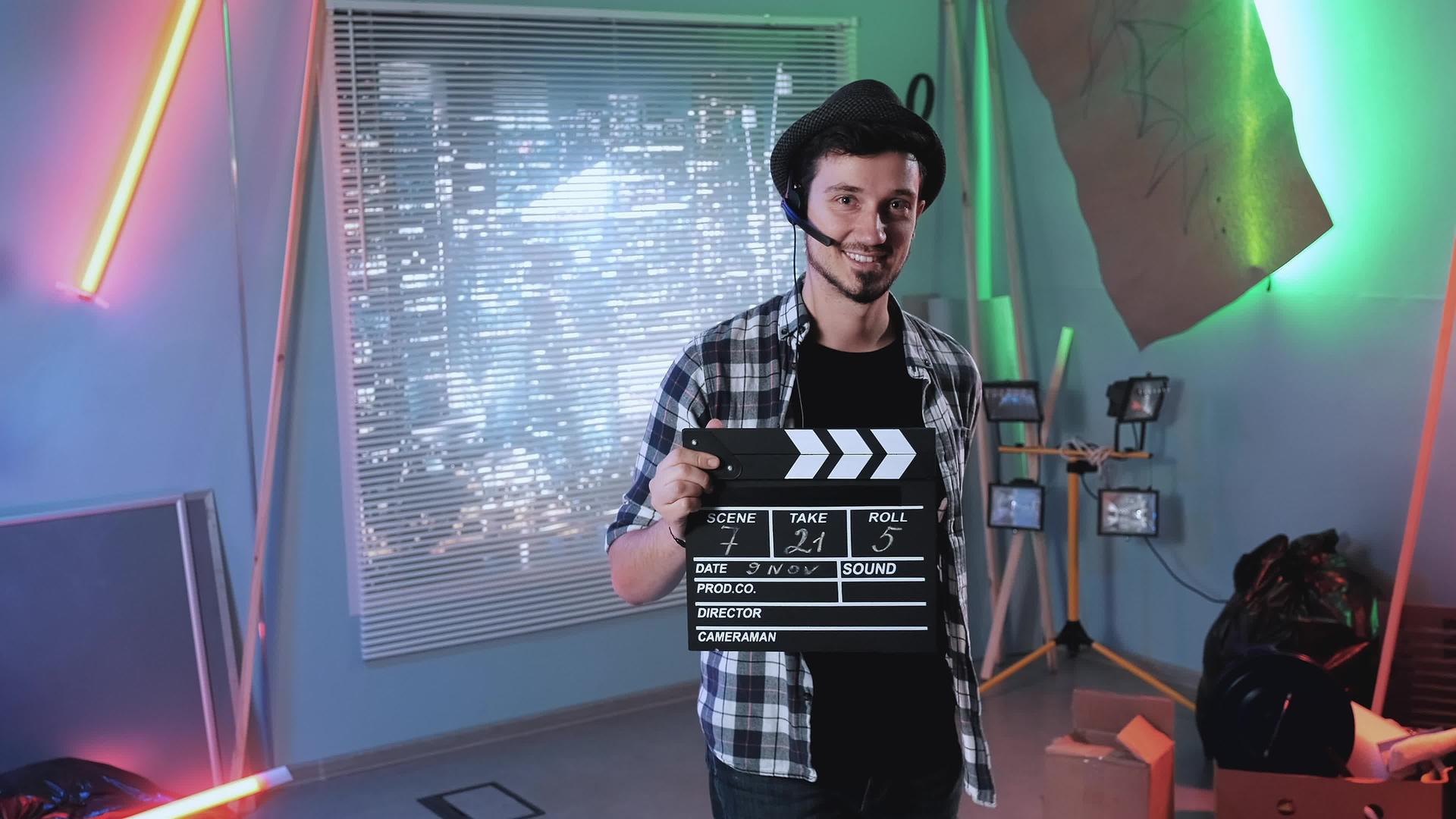 制片助理在镜头前微笑与电影拍板一起行动视频的预览图