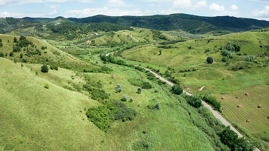 乡村风景的空中摄像机视频的预览图
