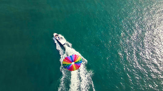 4k航拍海上极限运动拖伞视频的预览图