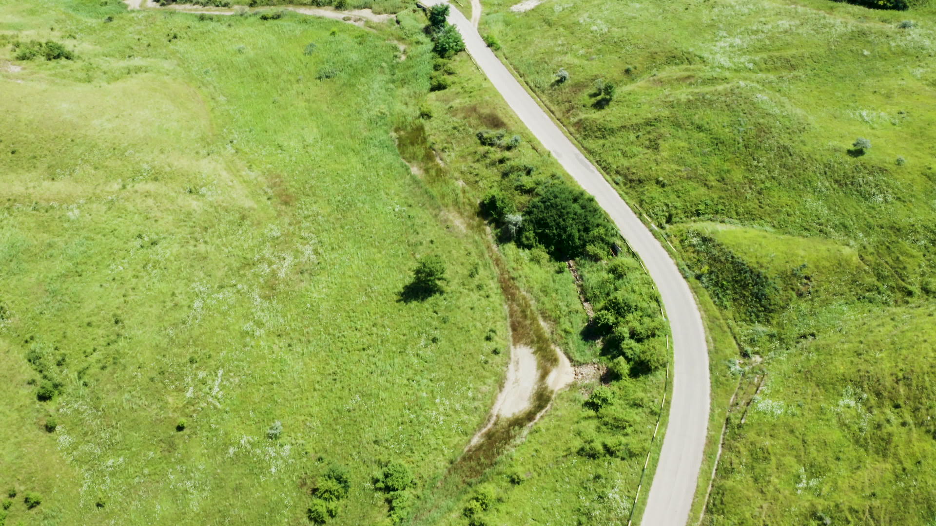 农村地貌和无人道路视频的预览图