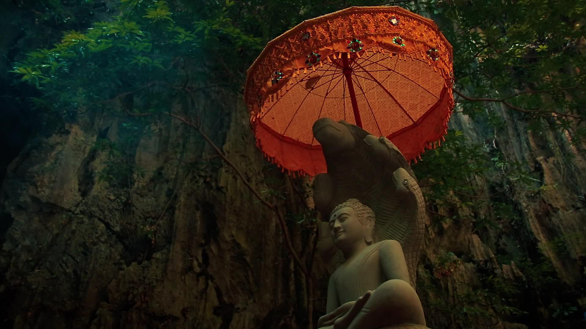带有阳伞的佛教雕像视频的预览图