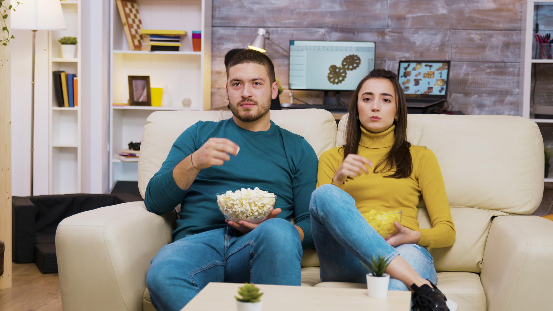 年轻夫妇在沙发上放松观光电视视频的预览图