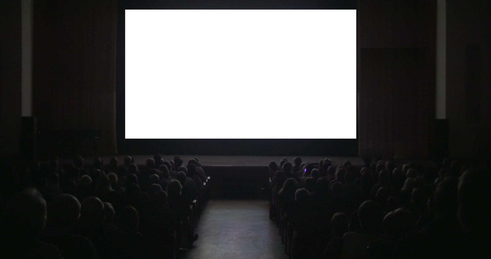 黑暗电影院的观众有一个空白屏幕视频的预览图